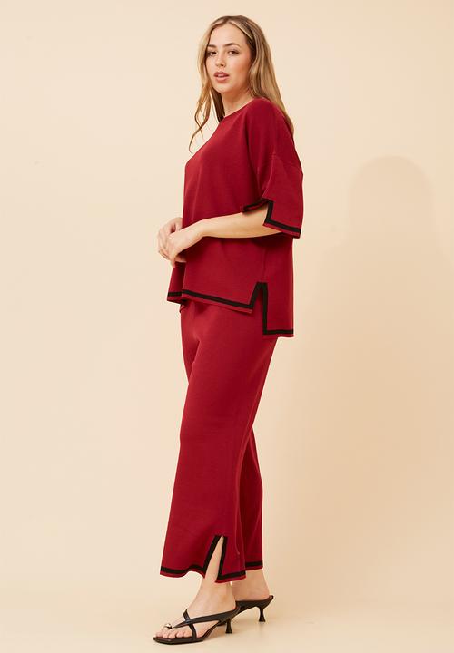 Izabel London - Set With Top S/S High Low Easy Wearing Crew Neck, Pant With Ankle Length Side Seam Slit - Red