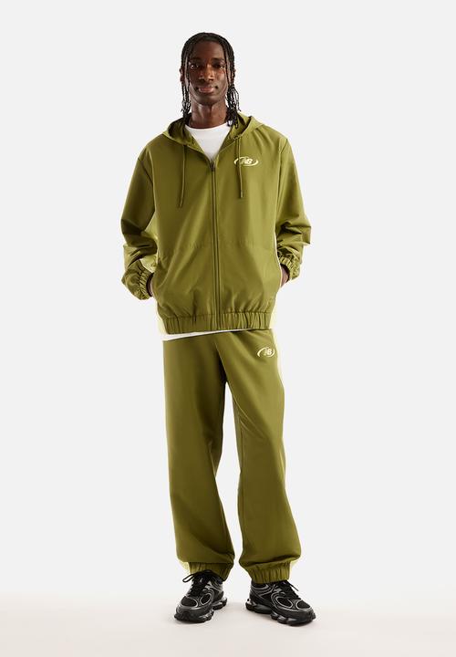 New Balance  - New Balance Trackside Woven Pant - green