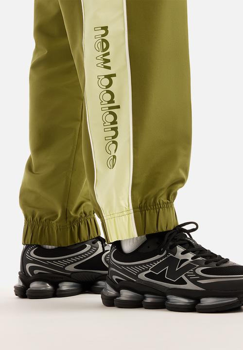 New Balance  - New Balance Trackside Woven Pant - green