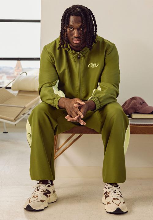 New Balance  - New Balance Trackside Woven Pant - green