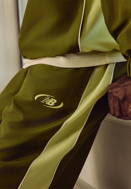 New Balance  - New Balance Trackside Woven Pant - green