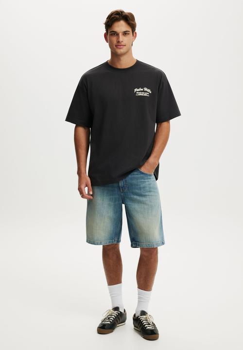 Cotton On - Box Fit Graphic T-Shirt  - Washed Black / Palm Hills