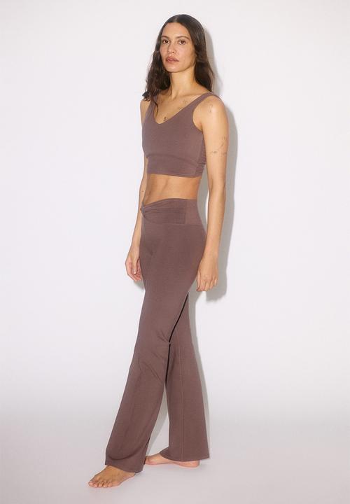 H&M - Flared yoga leggings with softmove™ - light truffle
