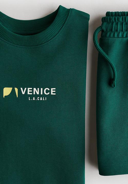 H&M - 2-piece t-shirt and sweatshorts set - dark green/venice
