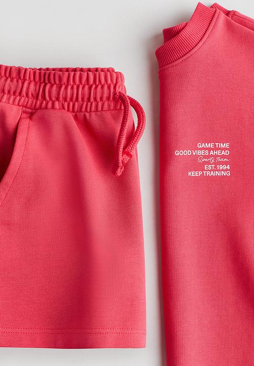 H&M - 2-piece t-shirt and sweatshorts set - red/game time