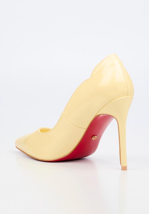 Miss Black - Lola 1 classic scallop heel - yellow