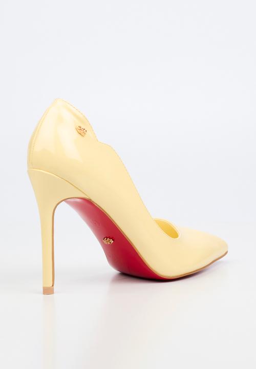 Miss Black - Lola 1 classic scallop heel - yellow