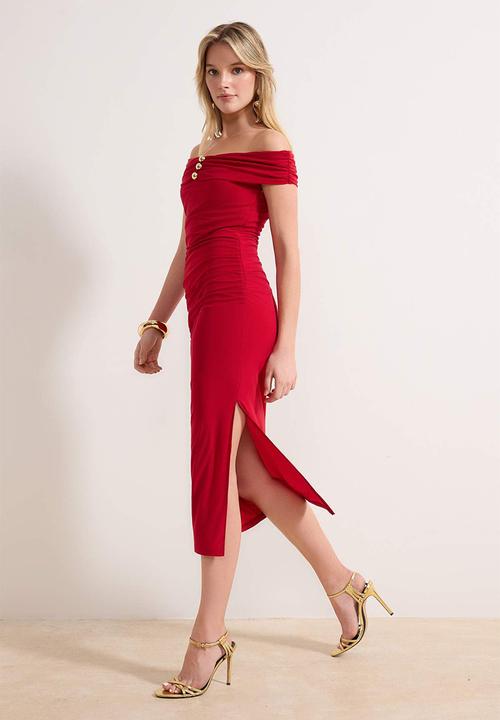 Trendyol - Boat Neck Bodycon Midi Dress with Accessory Detail - Red
