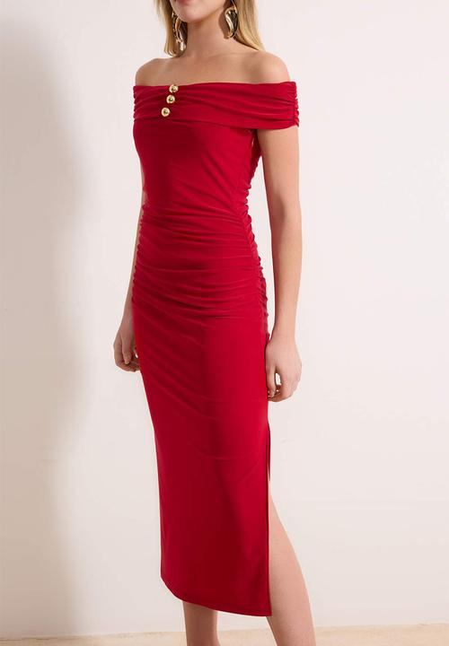 Trendyol - Boat Neck Bodycon Midi Dress with Accessory Detail - Red