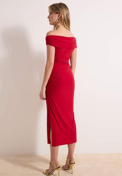 Trendyol - Boat Neck Bodycon Midi Dress with Accessory Detail - Red