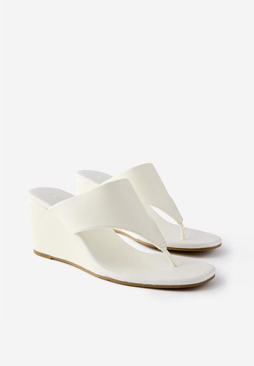 Cotton On - Bobbie flip flop wedge - white smooth