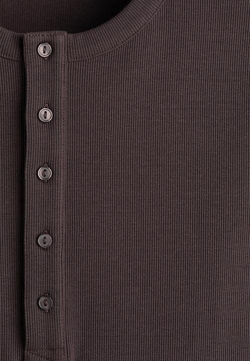 H&M - Slim fit ribbed henley shirt - dark brown
