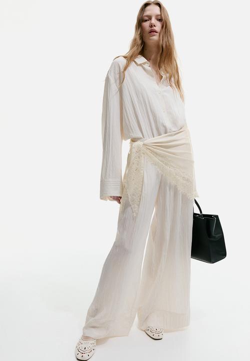 H&M - Lace-trimmed triangle scarf - cream