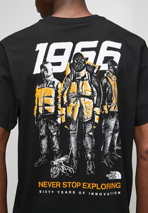 The North Face - SIXTY YEARS OF INNOVATION SHORT SLEEVE TEE - TNF BLACK