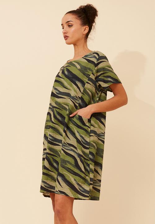 Izabel London - S/S Crew Neck Easy Wearing Dress Witb Side Entry Pockets - Green