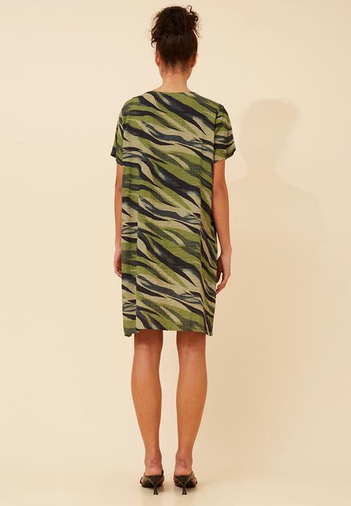 Izabel London - S/S Crew Neck Easy Wearing Dress Witb Side Entry Pockets - Green