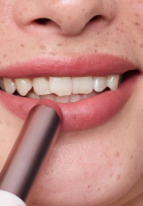 essence - BLUR soufflé sheer nude lip balm - 02 Nude Peach