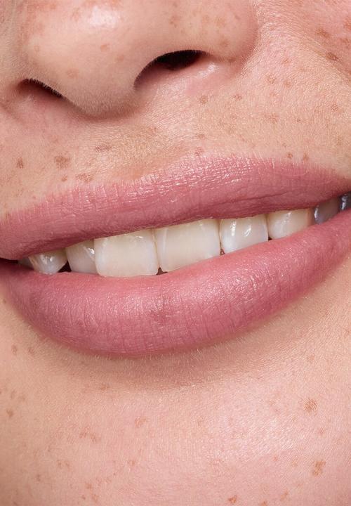 essence - BLUR soufflé sheer nude lip balm - 04 Nude Mauve