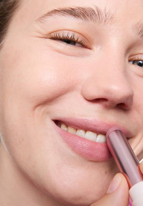 essence - BLUR soufflé sheer nude lip balm - 04 Nude Mauve