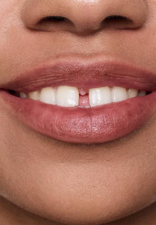 essence - BLUR soufflé sheer nude lip balm - 06 Nude Cocoa