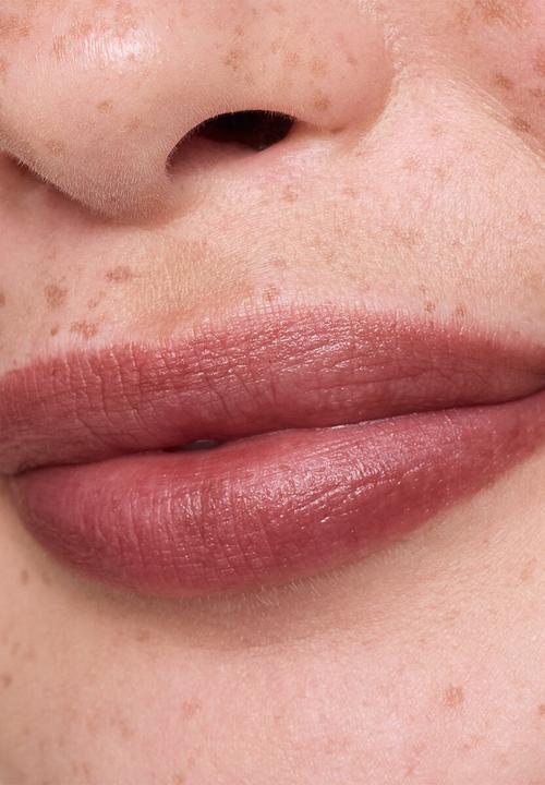 essence - BLUR soufflé sheer nude lip balm - 06 Nude Cocoa
