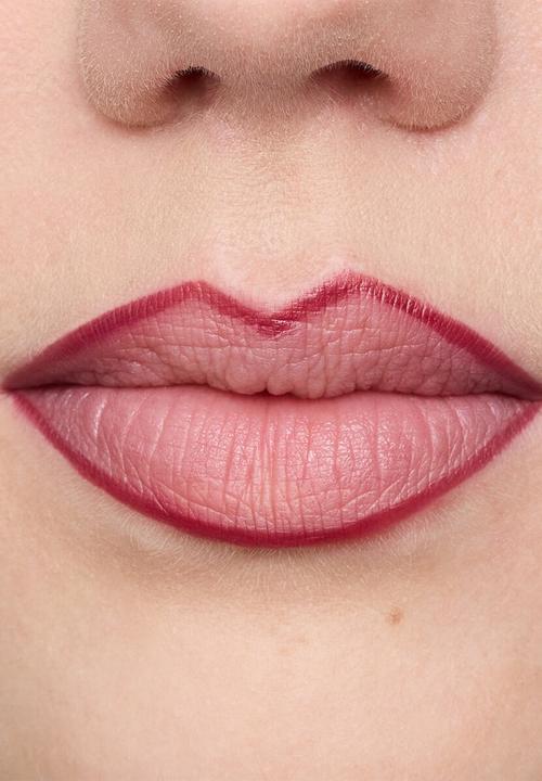 essence - line & STAIN! TATTOO LIP LINER - 01 Everyone`s Nude-Pink