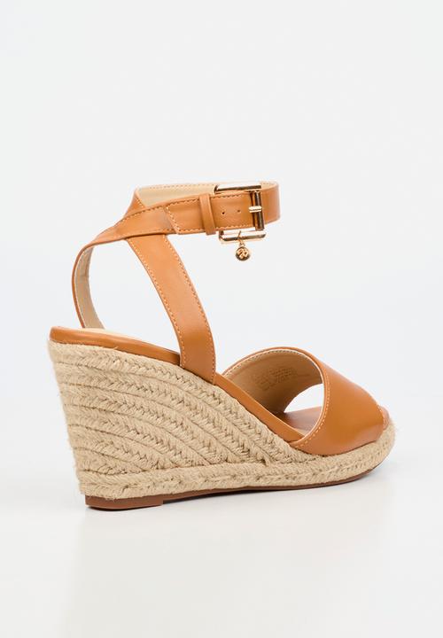 Miss Black - Jojo 8 classic wedge - tan