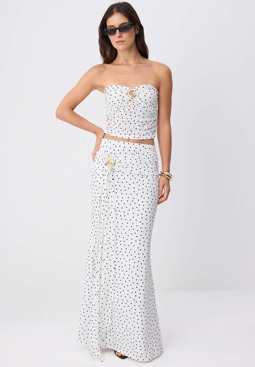Trendyol - Polka Dot Strapless Knit Blouse with Accessory Detail - Black and White