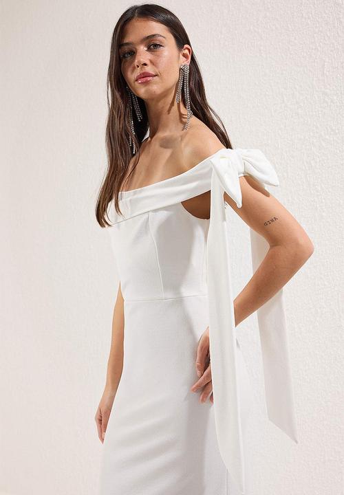 Trendyol - Bodycon Maxi Evening Dress with Shoulder Bow Detail - White