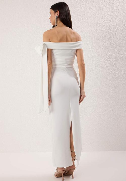 Trendyol - Bodycon Maxi Evening Dress with Shoulder Bow Detail - White