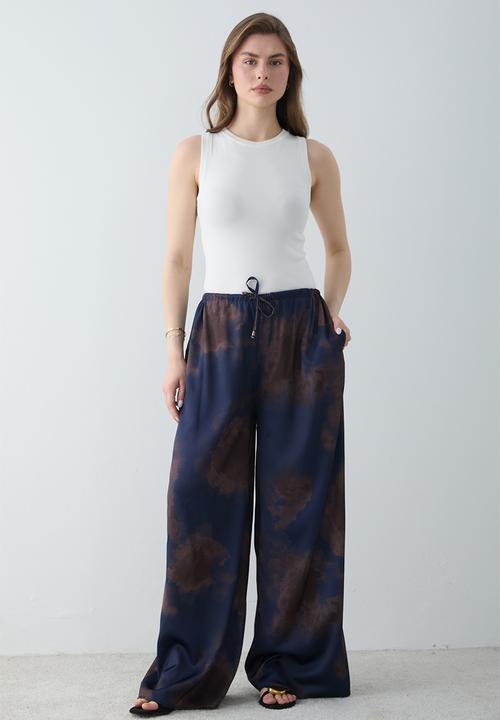 Trendyol - Gradient Print Satin Wide-Leg Trousers - Navy Blue
