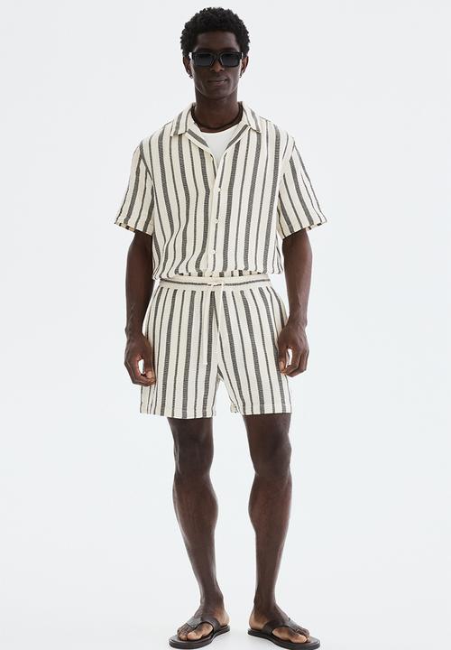 H&M - Regular fit shorts - black/striped