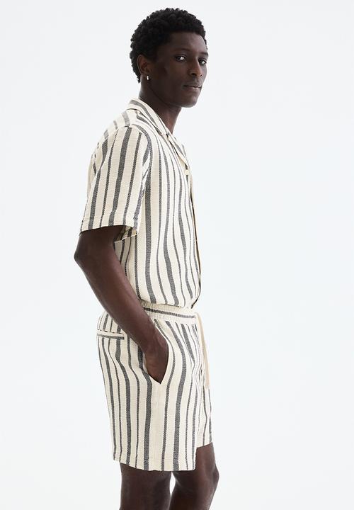 H&M - Regular fit shorts - black/striped