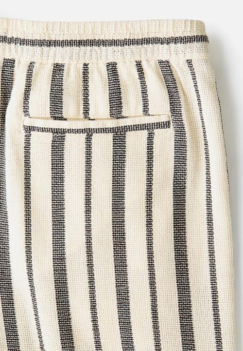 H&M - Regular fit shorts - black/striped
