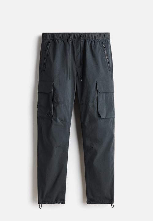 H&M - Regular fit nylon cargo trousers - dark grey