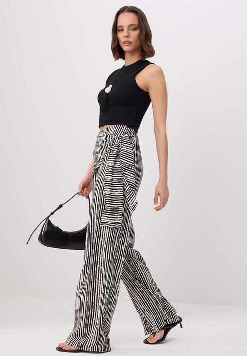 Trendyol - Patterned Viscose Relaxed-Fit Trousers - Black-Multicolour