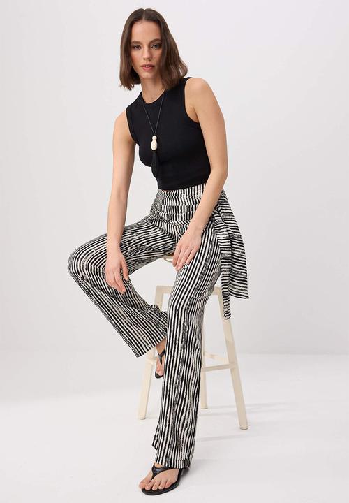 Trendyol - Patterned Viscose Relaxed-Fit Trousers - Black-Multicolour