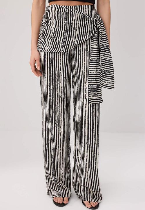 Trendyol - Patterned Viscose Relaxed-Fit Trousers - Black-Multicolour