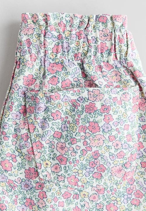 H&M - Loose fit denim shorts - white/floral