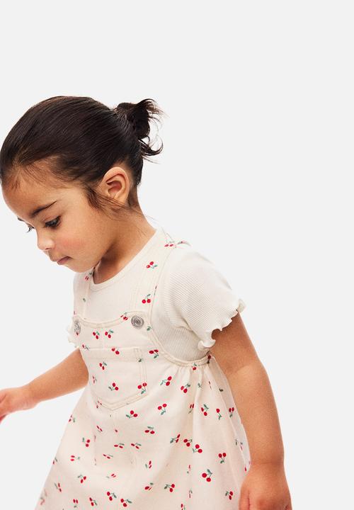 H&M - 2-piece dungaree dress and top set - light beige/cherries