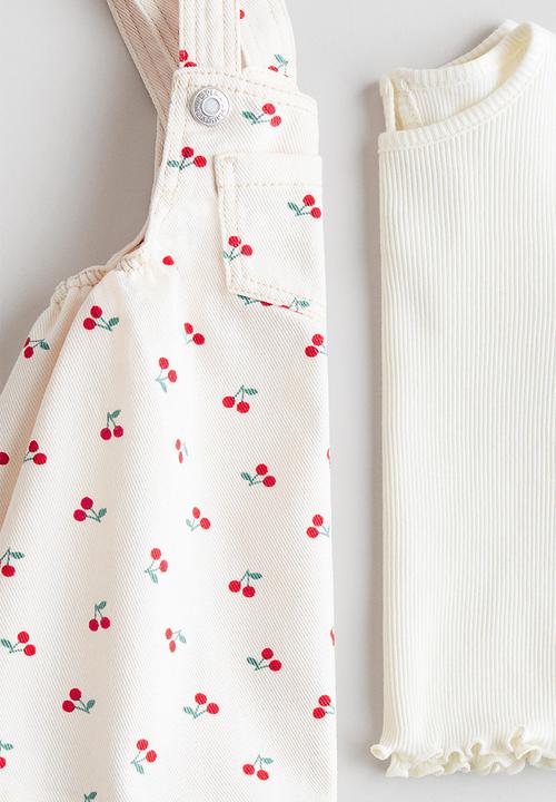 H&M - 2-piece dungaree dress and top set - light beige/cherries