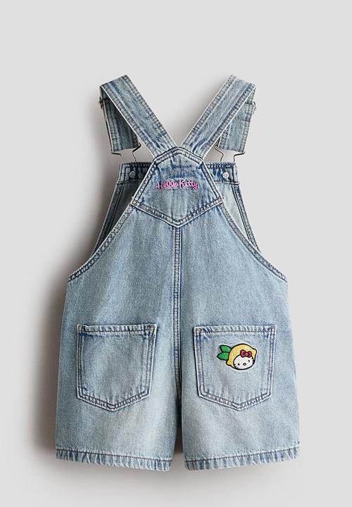 H&M - Appliquéd denim dungaree shorts - light denim blue/hello kitty