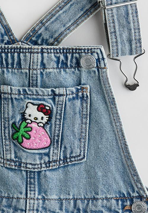 H&M - Appliquéd denim dungaree shorts - light denim blue/hello kitty