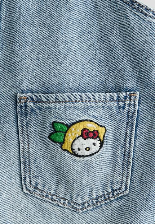 H&M - Appliquéd denim dungaree shorts - light denim blue/hello kitty