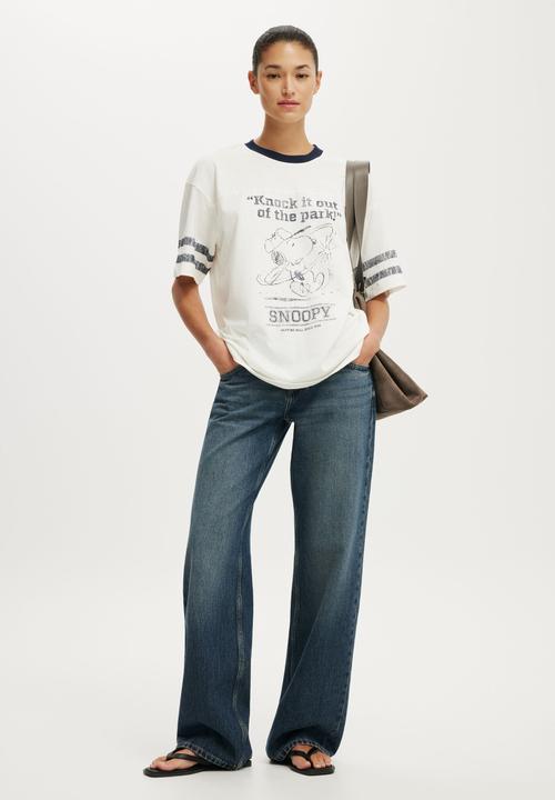 Cotton On - The Lcn Boxy Graphic Tee - Lcn Pea Snoopy Knock It Out/Vintage White