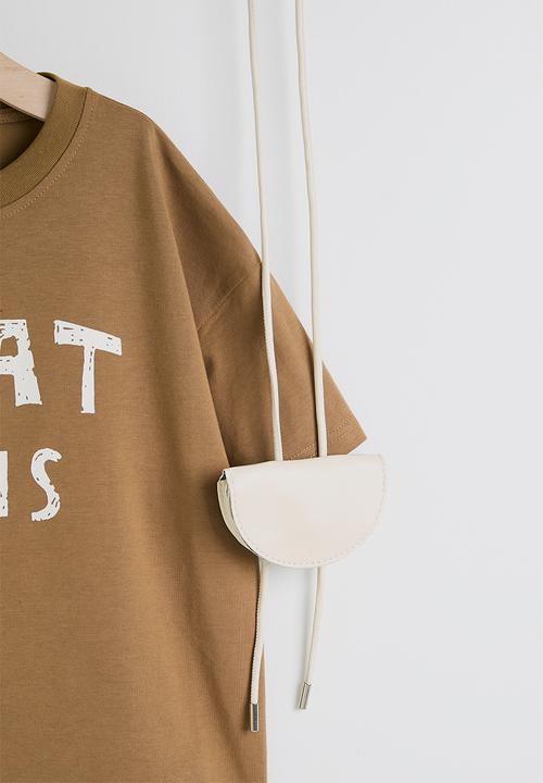 Pop Candy - Slogan crew neck tee with mini pouch - camel brown/cream
