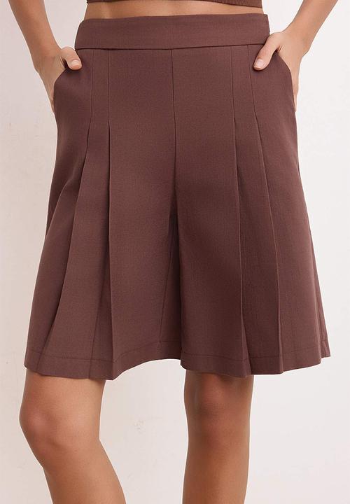 Trendyol - Pleated Linen-Look Bermuda Shorts - Brown