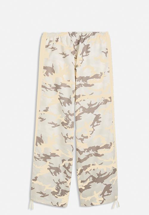 PUMA - Street Glam Relaxed Camo Woven Pants Op - Buttercream-Aop