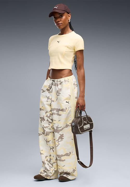 PUMA - Street Glam Relaxed Camo Woven Pants Op - Buttercream-Aop