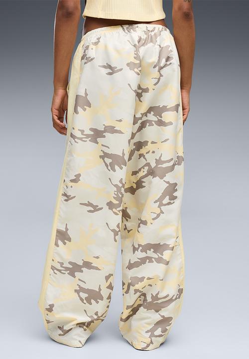 PUMA - Street Glam Relaxed Camo Woven Pants Op - Buttercream-Aop